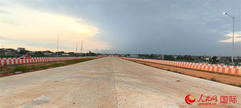 已经建设成型的BRT路面 人民网记者 黄培昭摄