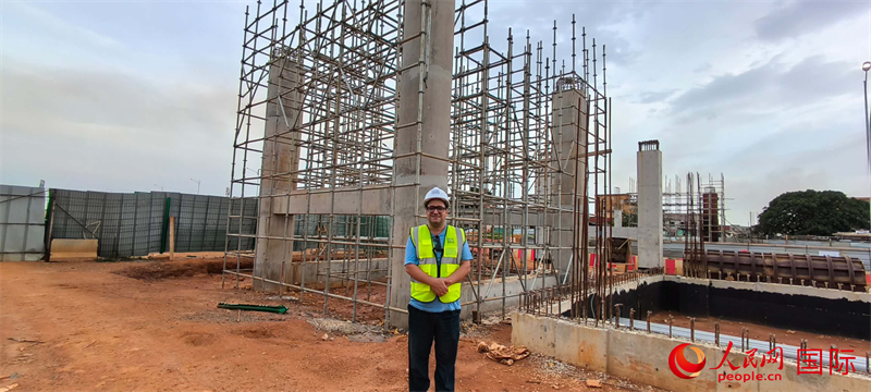 当地工人在施工现场 人民网记者 黄培昭摄