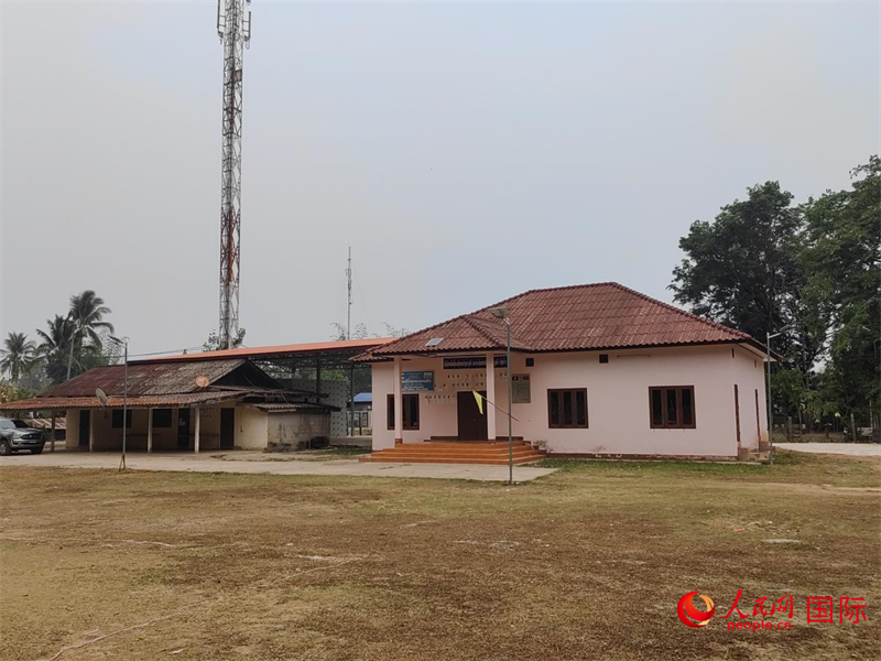 广西援老挝技术合作减贫示范项目援建的金花村村委会和蔬菜收购点。人民网记者 杨一摄