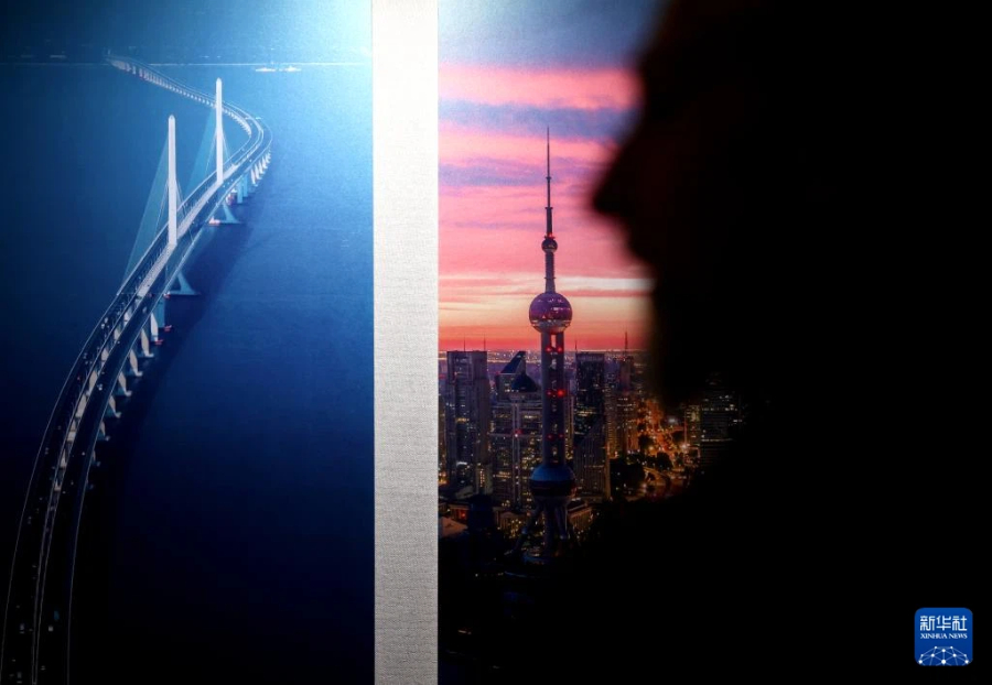 4月24日，在英国伦敦举行的“城市茶客厅”暨“魅力上海”城市形象推广活动上，一名男子参观“品茗上海·镜头里的故事”上海城市影像展。新华社记者 李颖 摄