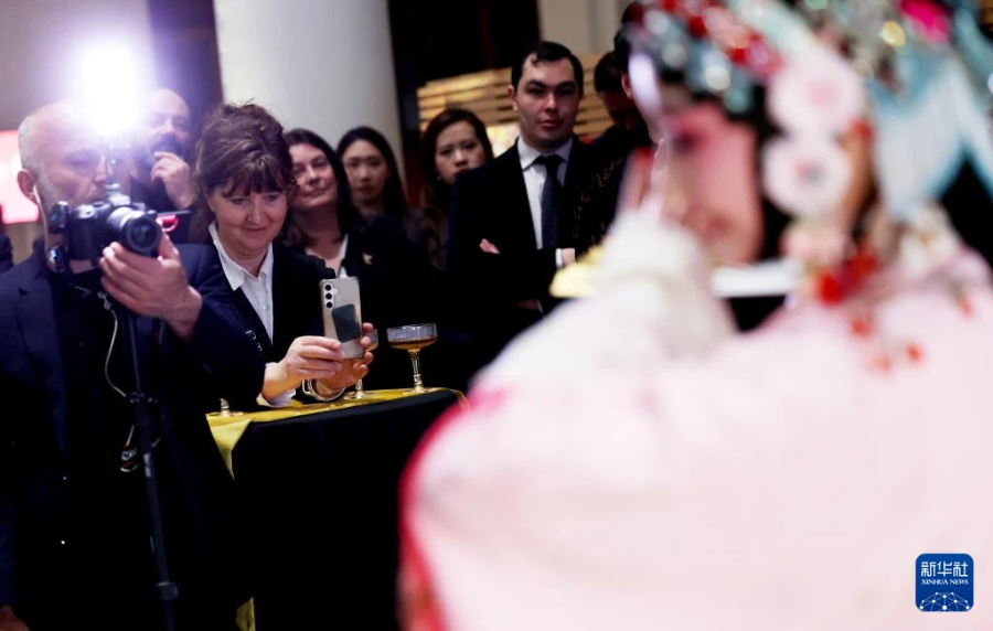 4月24日，在英国伦敦举行的“城市茶客厅”暨“魅力上海”城市形象推广活动上，人们观看昆曲表演。新华社记者 李颖 摄