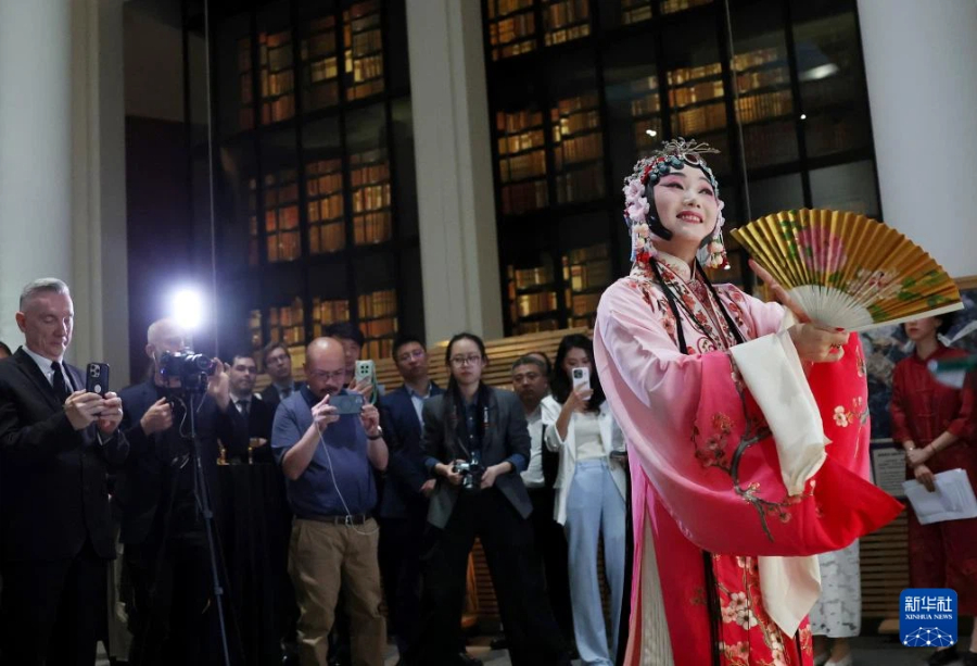 4月24日，在英国伦敦举行的“城市茶客厅”暨“魅力上海”城市形象推广活动上，人们观看昆曲表演。新华社记者 李颖 摄