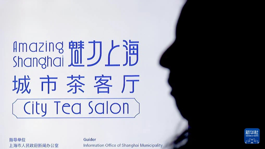 4月24日，一名女子参加在英国伦敦举行的“城市茶客厅”暨“魅力上海”城市形象推广活动。新华社记者 李颖 摄