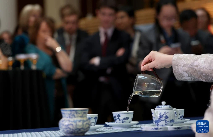 4月24日，在英国伦敦举行的“城市茶客厅”暨“魅力上海”城市形象推广活动上，人们观看茶艺表演。新华社记者 李颖 摄