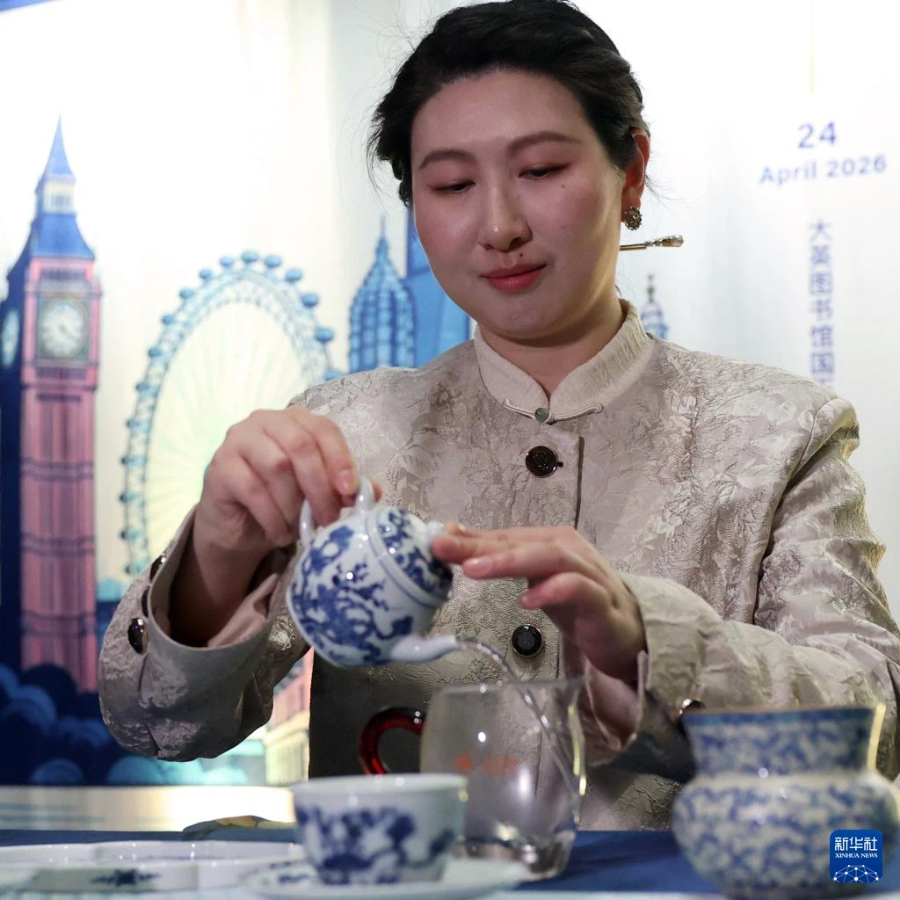这是4月24日在英国伦敦举行的“城市茶客厅”暨“魅力上海”城市形象推广活动上拍摄的茶艺表演。新华社记者 李颖 摄