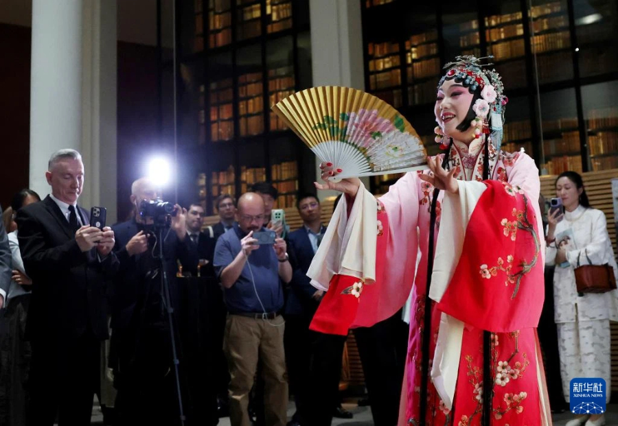 4月24日，在英国伦敦举行的“城市茶客厅”暨“魅力上海”城市形象推广活动上，人们观看昆曲表演。新华社记者 李颖 摄
