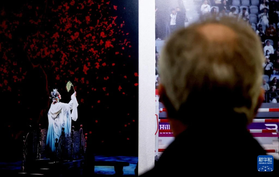 4月24日，在英国伦敦举行的“城市茶客厅”暨“魅力上海”城市形象推广活动上，一名男子参观“品茗上海·镜头里的故事”上海城市影像展。新华社记者 李颖 摄