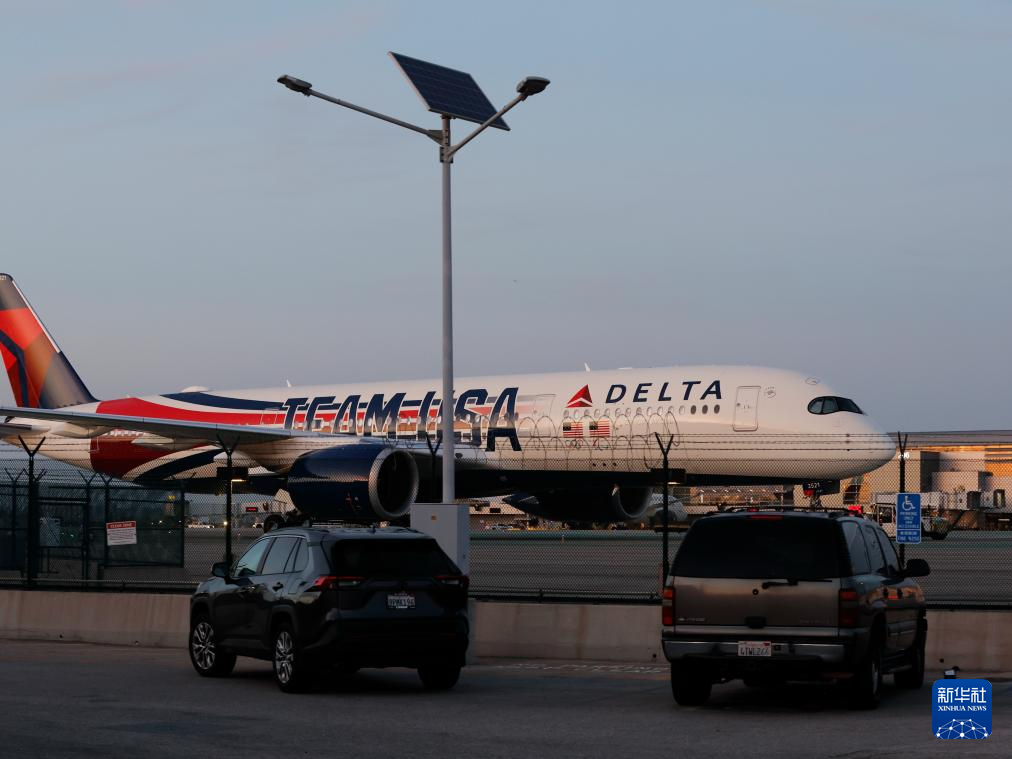 4月24日，在美国洛杉矶国际机场，一架客机在跑道滑行。新华社发（邱晨摄）