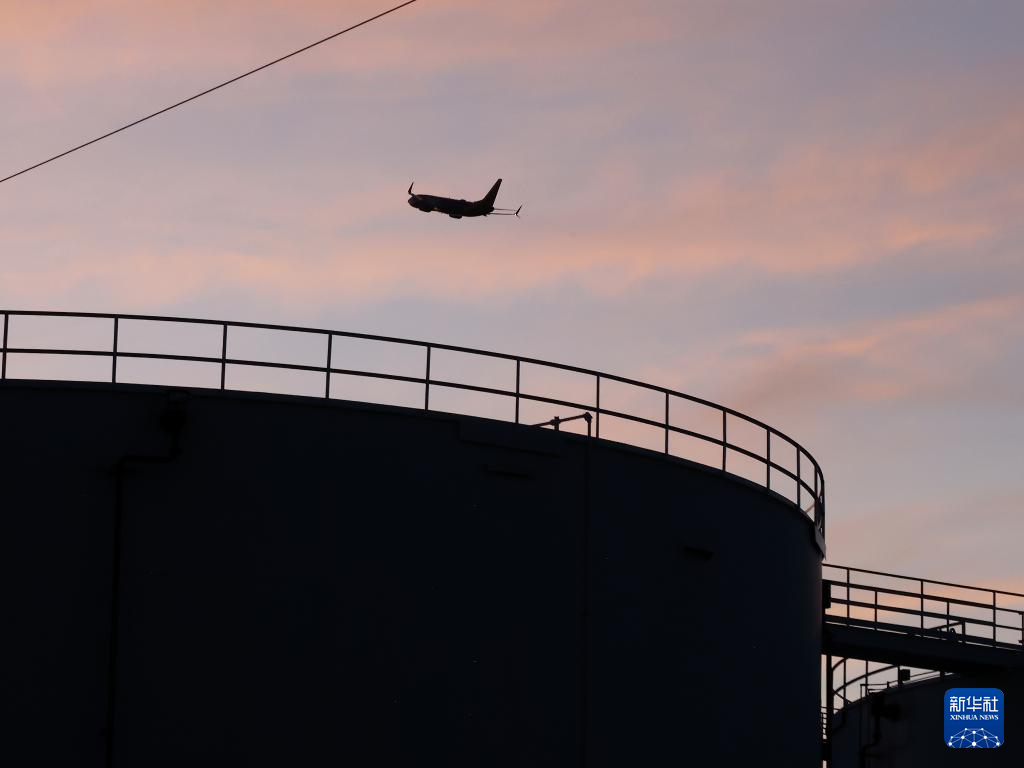 这是4月24日拍摄的美国洛杉矶国际机场上空的飞机。新华社发（邱晨摄）