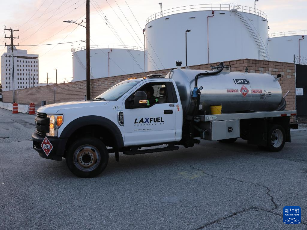 这是4月24日拍摄的美国洛杉矶国际机场的航油站。新华社发（邱晨摄）