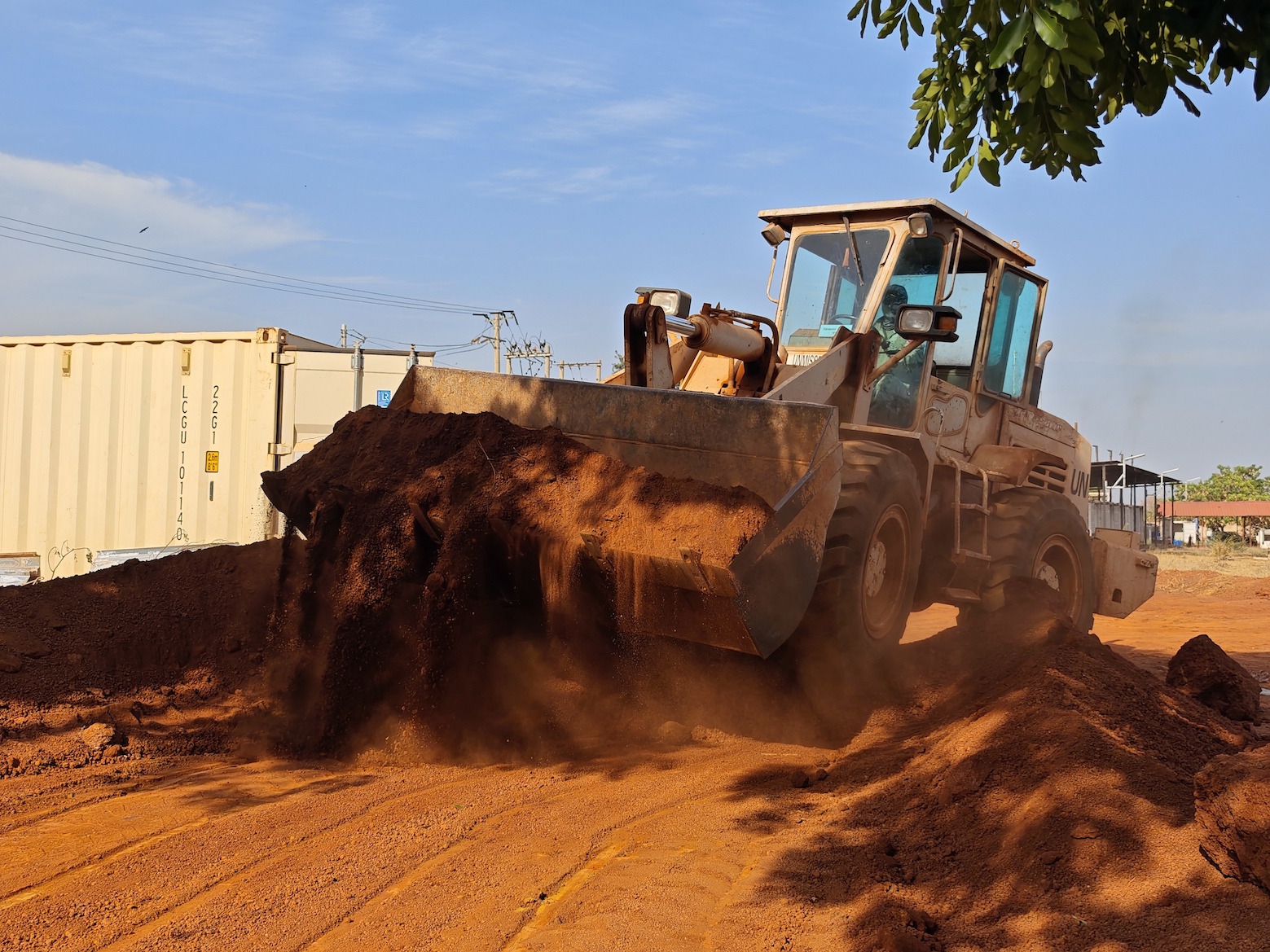 开辟防火隔离带。维和工兵分队供图