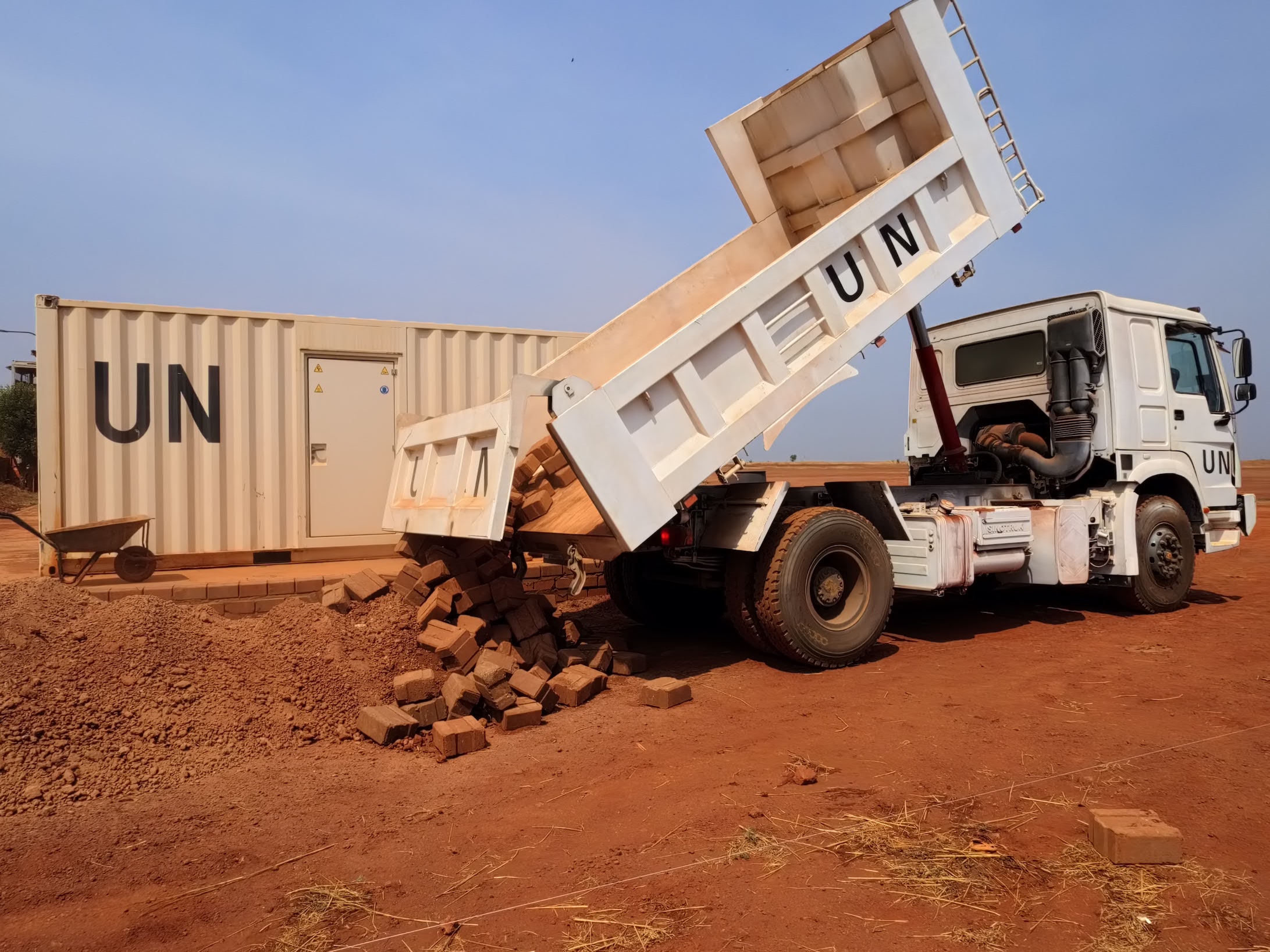 修筑发电机平台。维和工兵分队供图