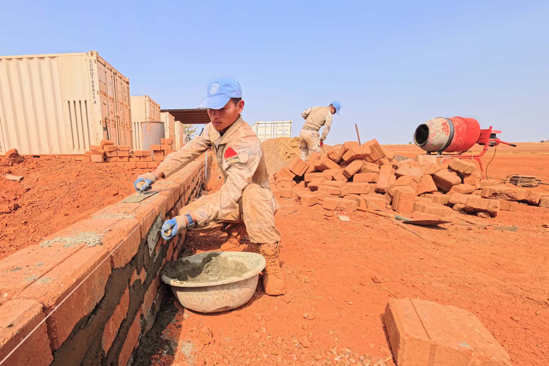 修筑发电机平台。维和工兵分队供图