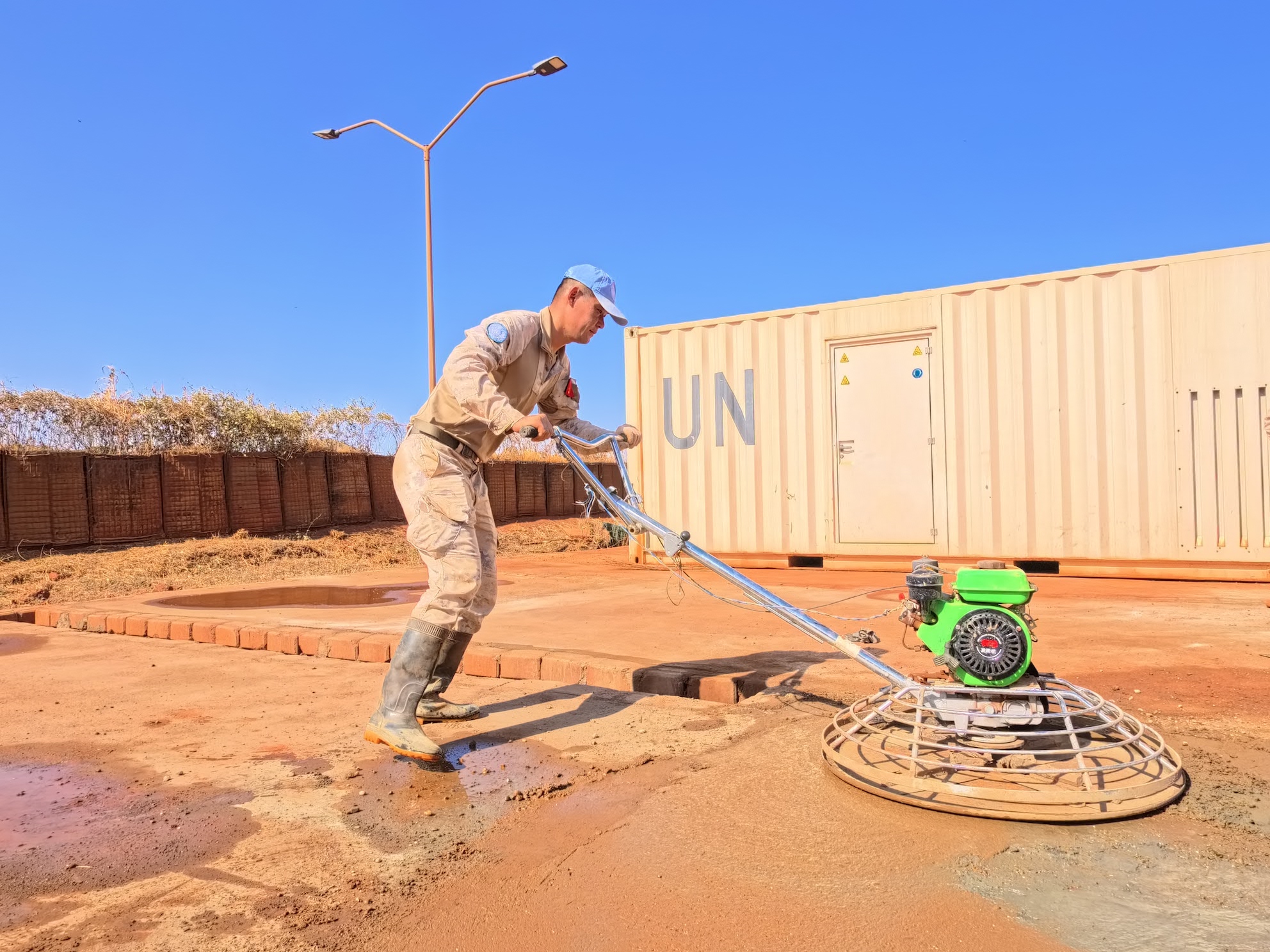 修筑发电机平台。维和工兵分队供图