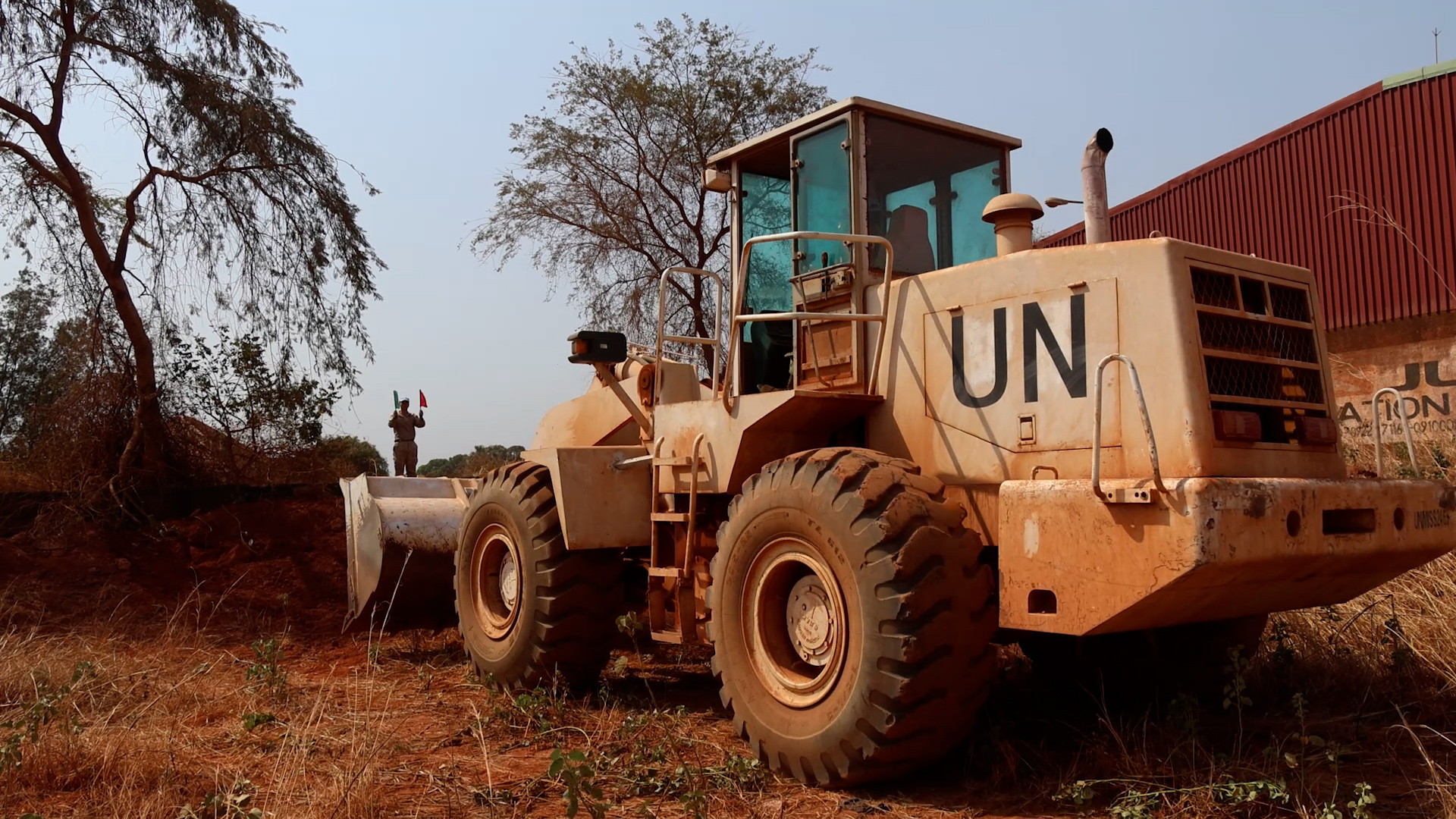 修筑防爆围墙。维和工兵分队供图
