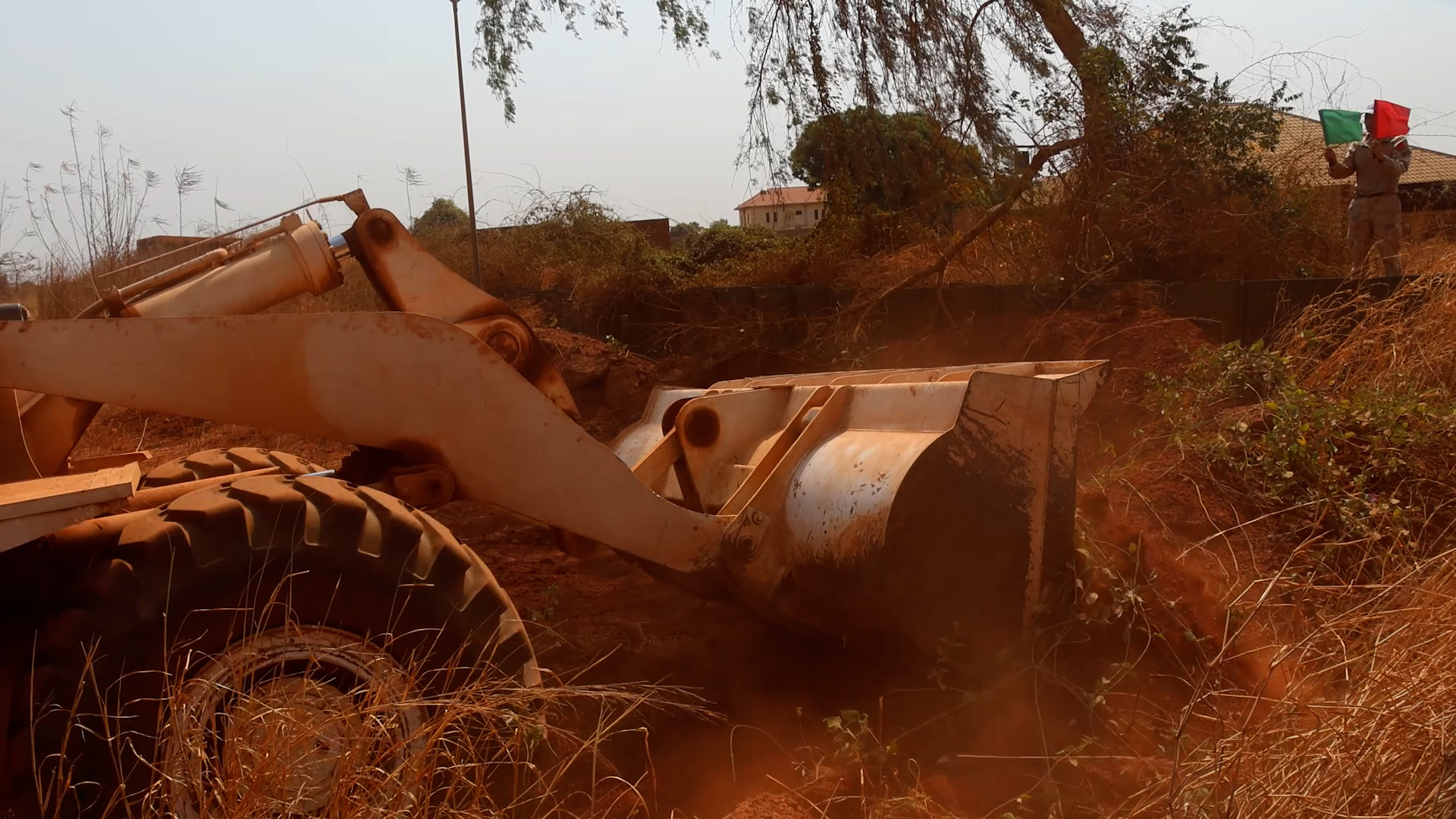 修筑防爆围墙。维和工兵分队供图