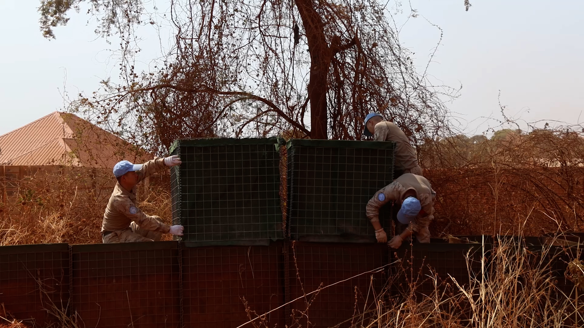 修筑防爆围墙。维和工兵分队供图