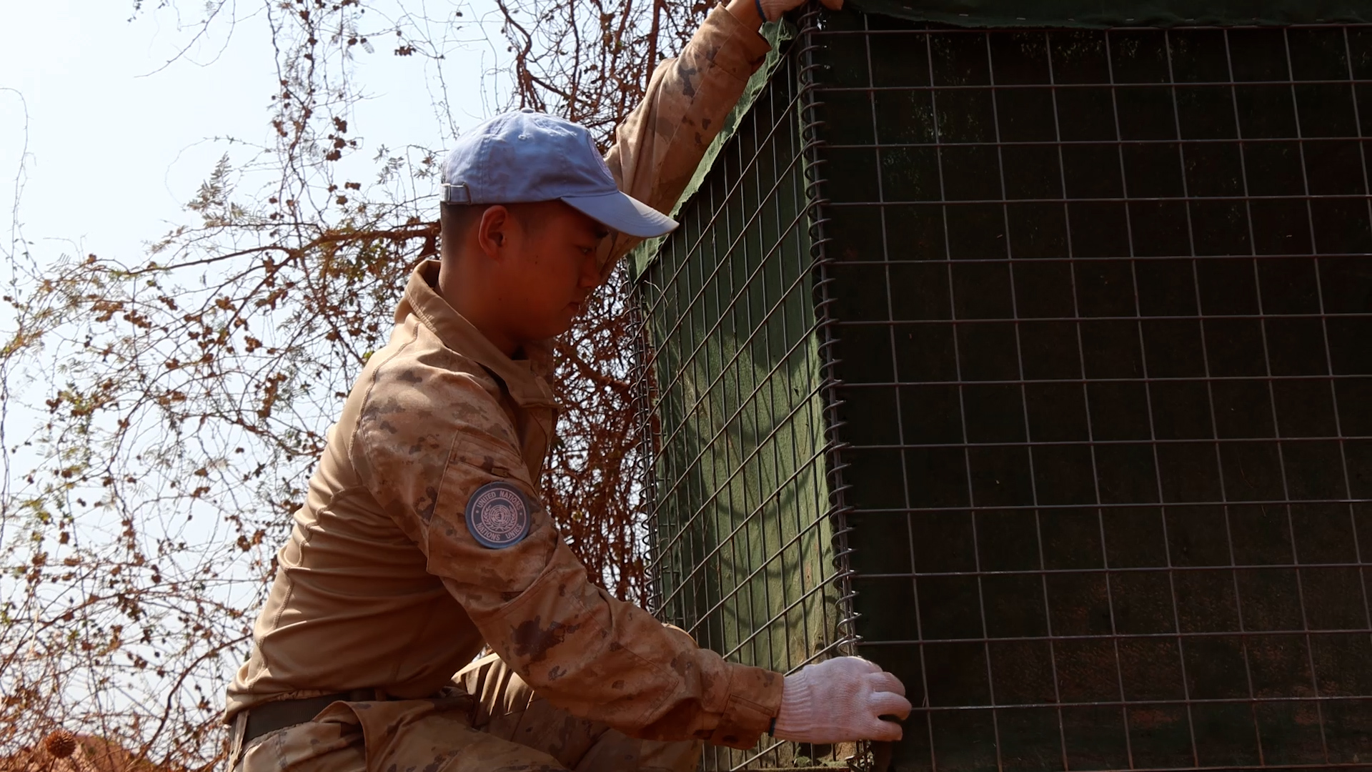 修筑防爆围墙。维和工兵分队供图