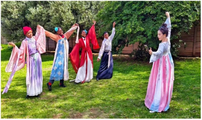 赵琳老师指导学生体验汉服体验与中国舞。中国文化中心孔子课堂供图