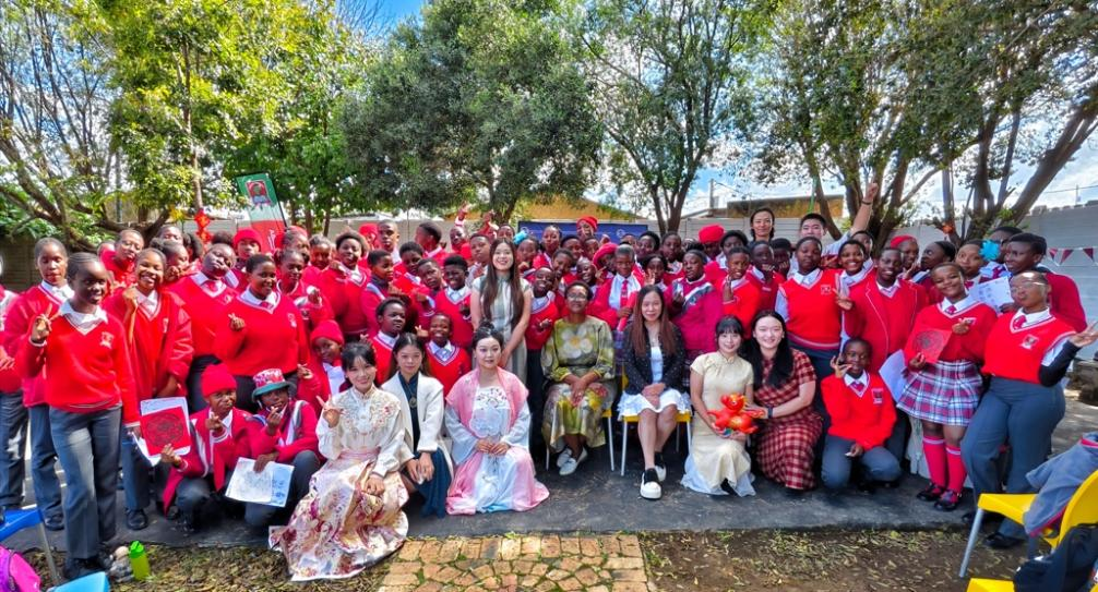 参与“国际中文日”活动的全体人员合影留念。中国文化中心孔子课堂供图