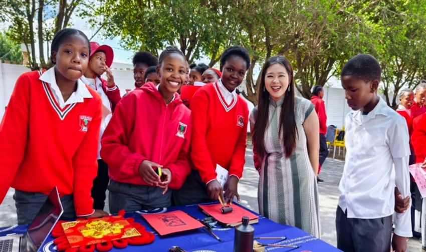 严阳媚老师指导学生体验雕版印刷。中国文化中心孔子课堂供图
