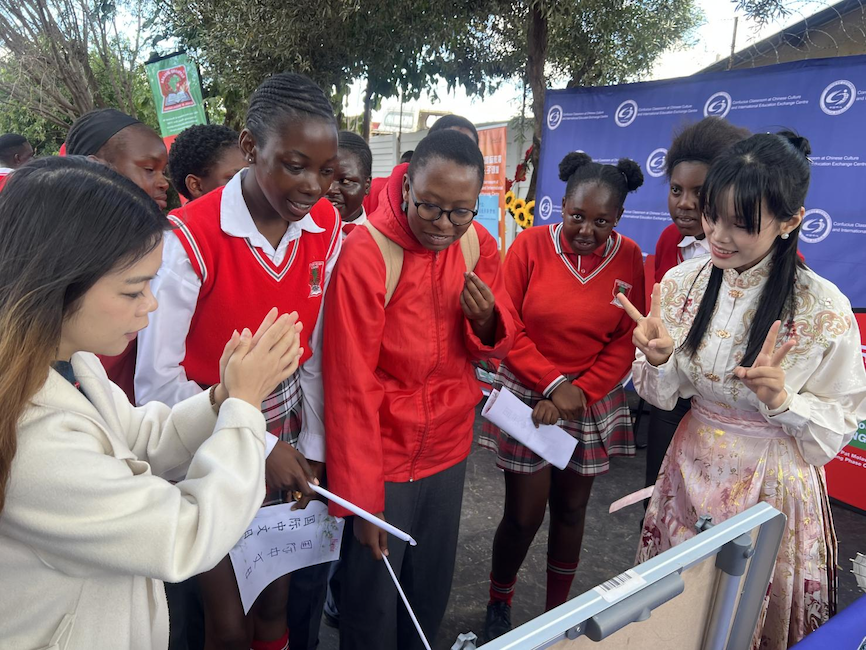 黄雨静、刘小敏老师的“字趣横生·快乐摘苹果”词汇抢答游戏。中国文化中心孔子课堂供图