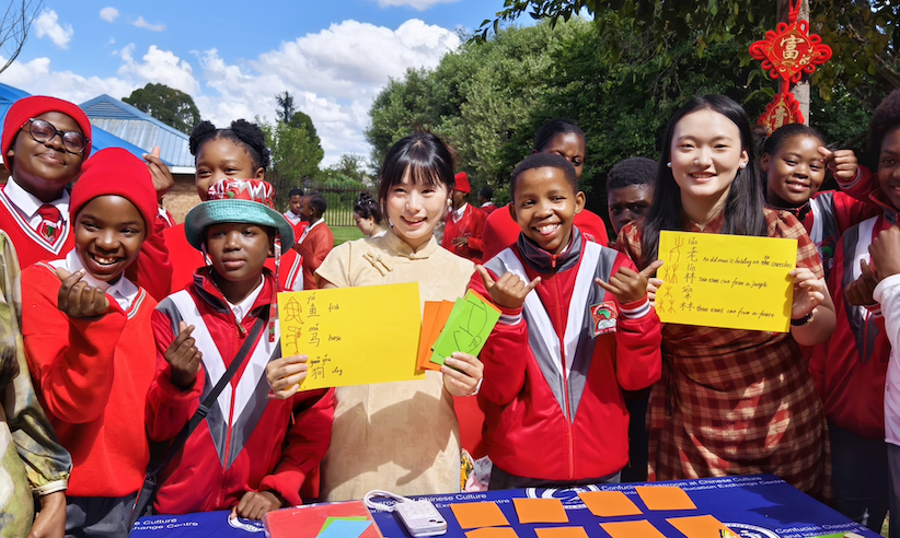 张玥、周欣钰老师的“仓颉寻字”甲骨文翻翻乐活动。中国文化中心孔子课堂供图