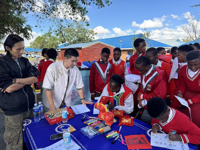 杨煜、王清超老师的“妙笔生花”汉字书写大赛。中国文化中心孔子课堂供图