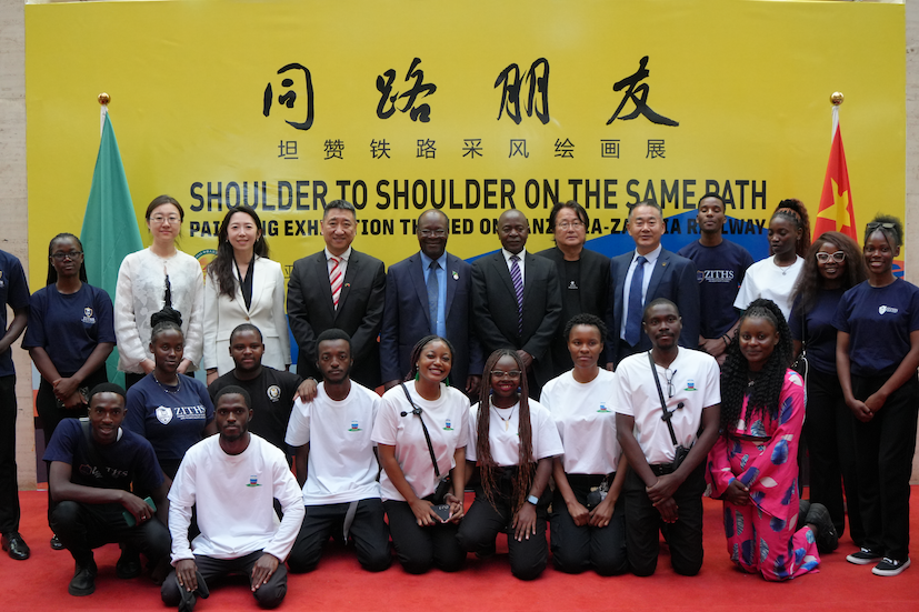中赞嘉宾在绘画展开幕式上合影。 中国国家博物馆供图