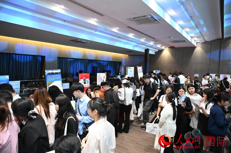 招聘现场。人民网记者 简承渊摄
