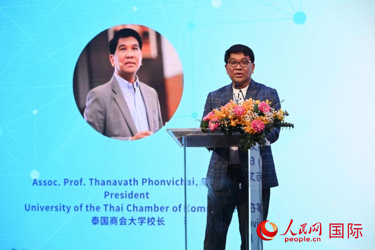 泰国商会大学校长塔纳瓦·蓬维猜致辞。人民网记者 简承渊摄