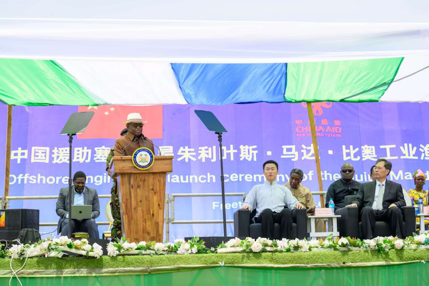 塞拉利昂总统比奥（左二）致辞。中国铁建港航局集团有限公司供图