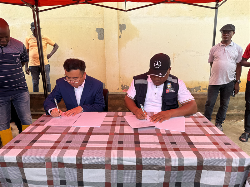 双方代表签署开工令