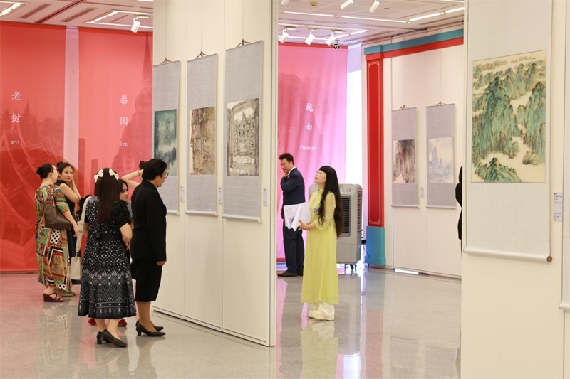 观众观展。曼谷中国文化中心供图