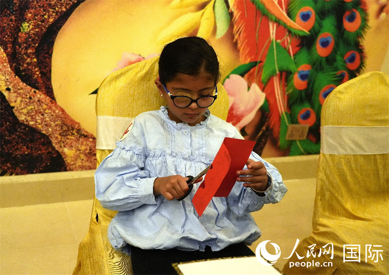 尼泊尔学生体验剪纸艺术。 人民网记者 李墨摄