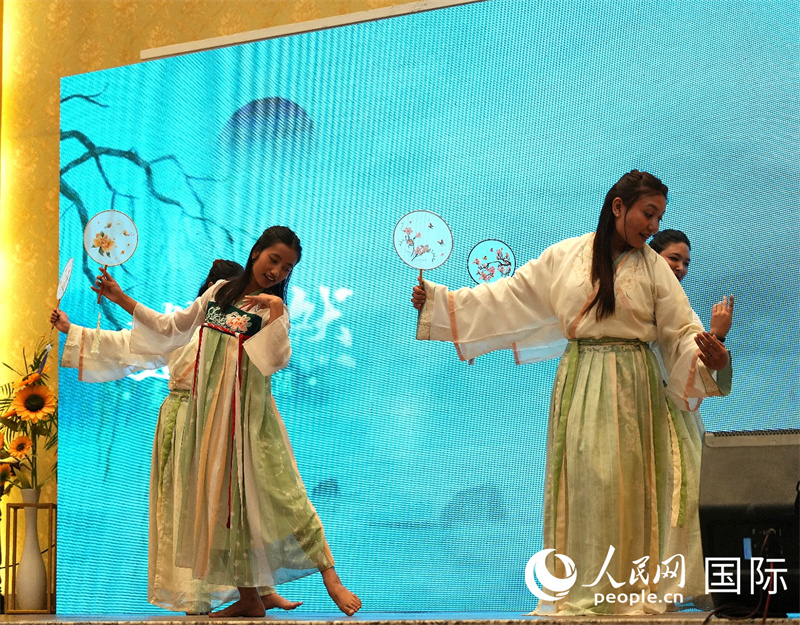尼泊尔学生表演中国舞蹈。 人民网记者 李墨摄
