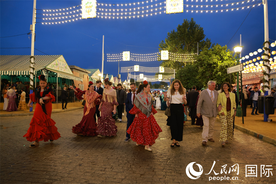 当地民众盛装前往四月节庆祝帐篷。 人民网记者 许海林摄