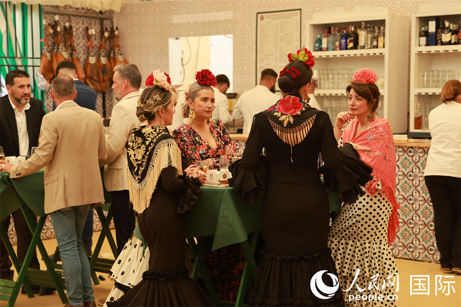 当地人在赫斯珀里亚帐篷内聚会交流。 人民网记者 许海林摄