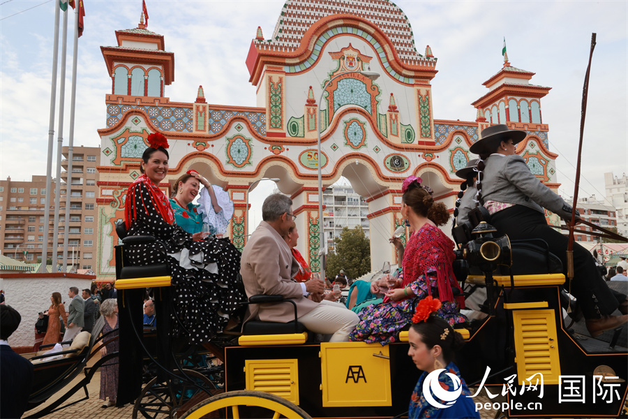盛装乘坐马车巡游是庆祝四月节的重要方式。 人民网记者 许海林摄