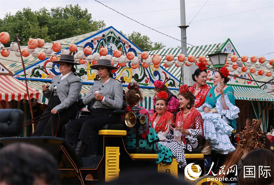 盛装打扮的当地女性乘坐马车巡游。 人民网记者 许海林摄