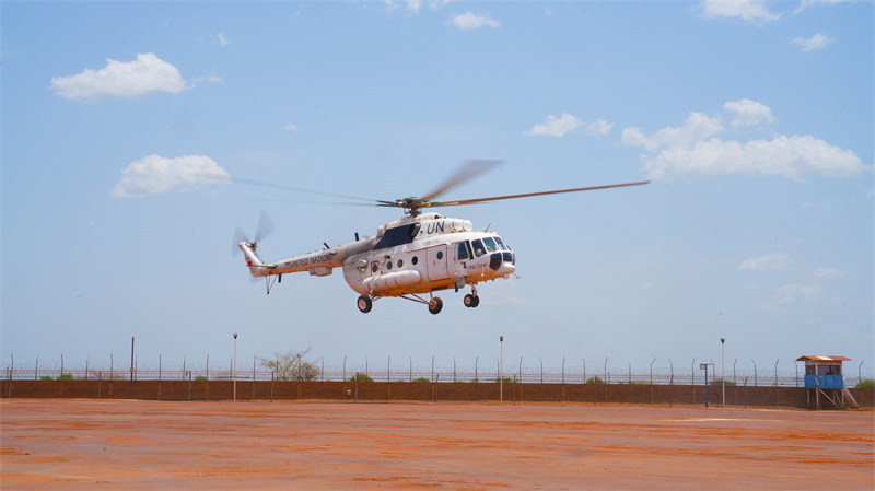 图1说：中国第六批赴阿卜耶伊维和直升机分队紧急升空补位支援 黄浩摄