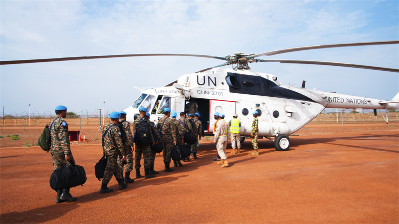 图2说：乘客转运登机 黄浩摄