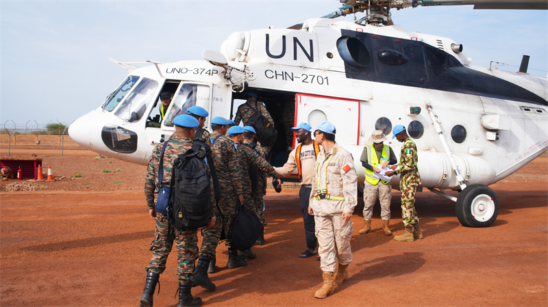 图2说：乘客转运登机2 黄浩摄