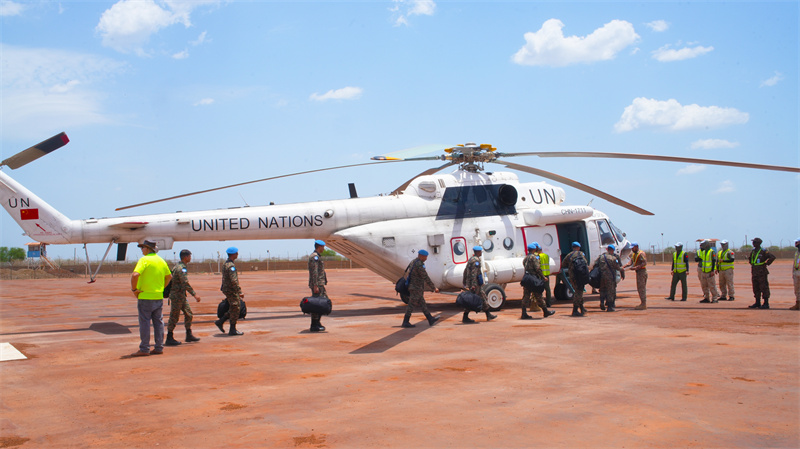 图3说：乘客转运登机3 黄浩摄