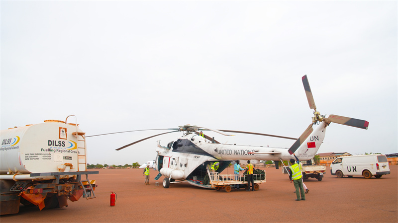 图4说：直升机分队在瓦屋机场进行转运准备 黄浩摄