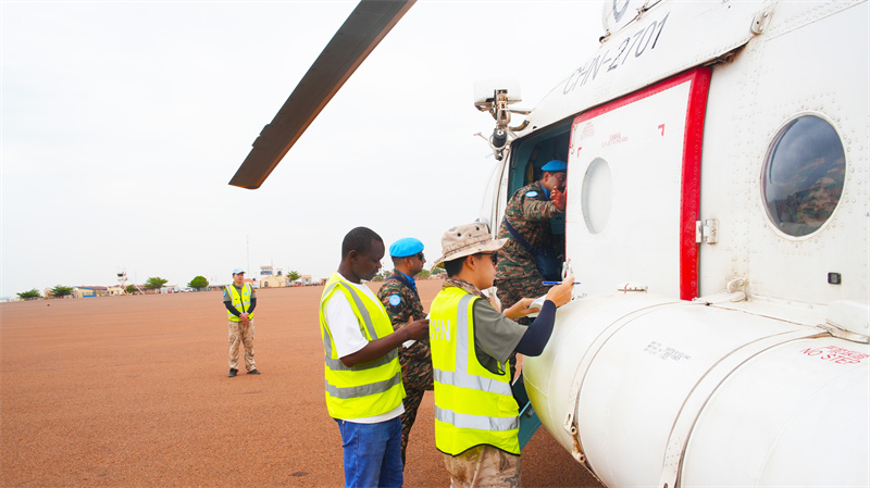 图5说：任务签单核对乘客信息 黄浩摄