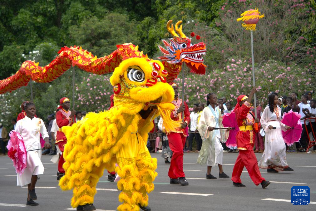 　　4月27日，在多哥首都洛美，由洛美大学孔子学院学生组成的中国传统文化方阵亮相多哥独立日庆典。新华社记者 司源 摄