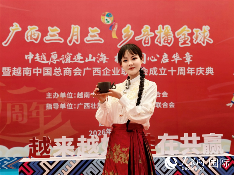 欧阳雨展示国家级非物质文化遗产创新乐器“好口杯”。人民网记者 白晓川摄