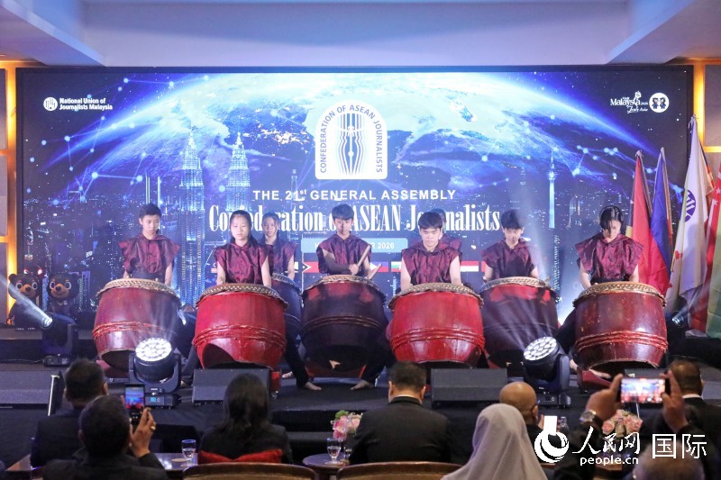 大会现场，马来西亚青年进行当地特色击鼓表演。人民网记者赵益普摄