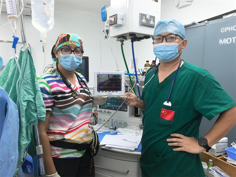 第21批援圭亚那中国医疗队指导当地医护人员使用中国设备进行麻醉深度监测。第21批援圭亚那中国医疗队供图